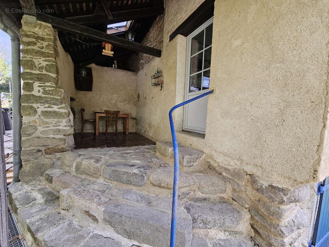 Maison à SAINT-ETIENNE-DE-FURSAC