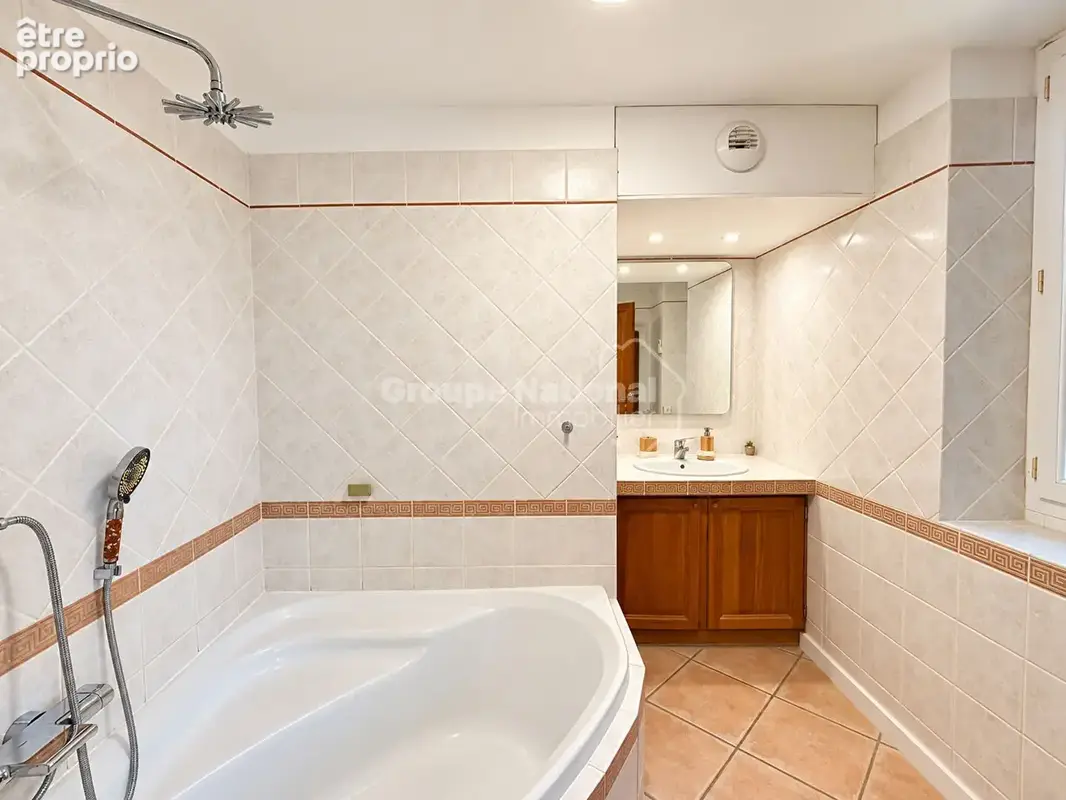 LE ROVE : Maison de type 5 de 100 m2 environ avec petit jardin - photo 8