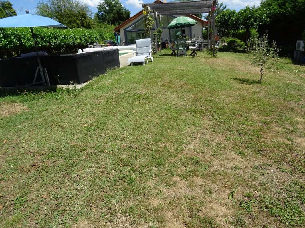 Maison à LA CHAPELLE-DE-LA-TOUR