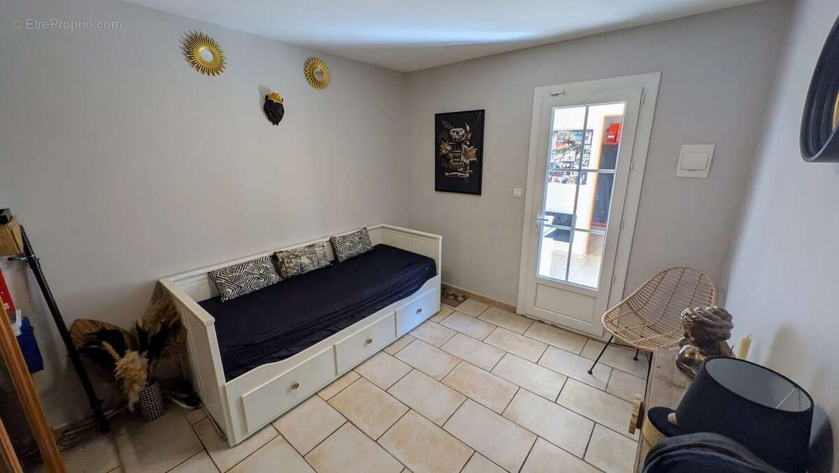 Maison à ENTRAIGUES-SUR-LA-SORGUE