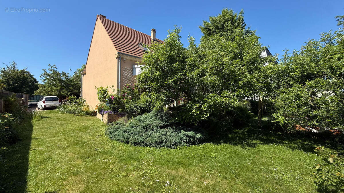 Maison à LE COUDRAY-MONTCEAUX