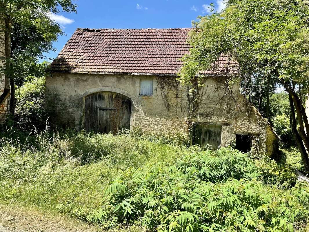 Maison et deux granges à rénover - photo 2