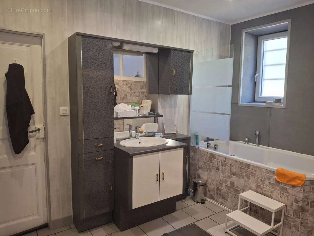 Maison familiale avec de nombreuses dépendances et du terrain - photo 9