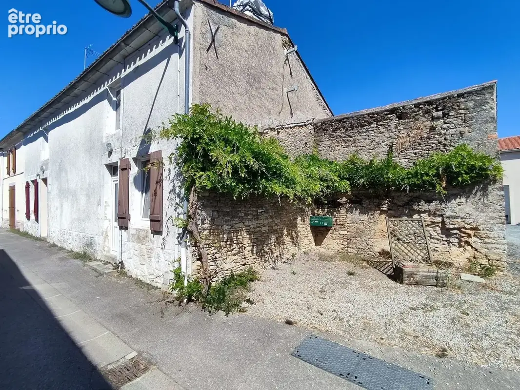 FACADE EXTERIEURE AVEC PLACE DE PARKING - Maison à SAINT-VINCENT-STERLANGES