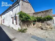 FACADE EXTERIEURE AVEC PLACE DE PARKING - Maison à SAINT-VINCENT-STERLANGES