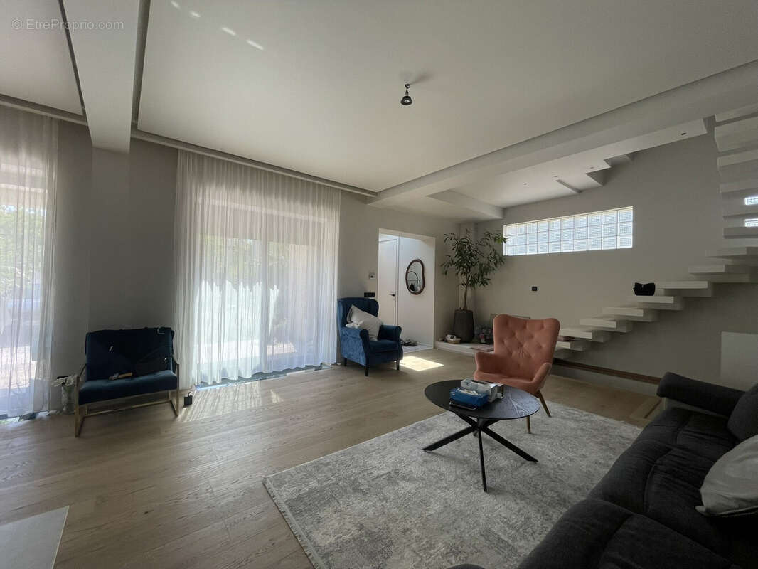 Maison 114 m² à Bondy  - photo 2