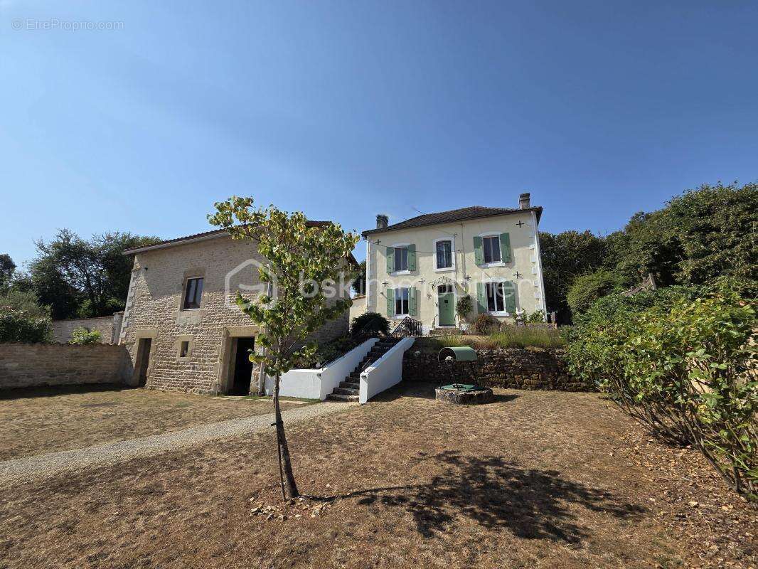 Coup de cœur – charme, elegance et potentiel, belle maison rénovée avec studio, piscine chauffée et 1 940 m² de terrain - photo 26
