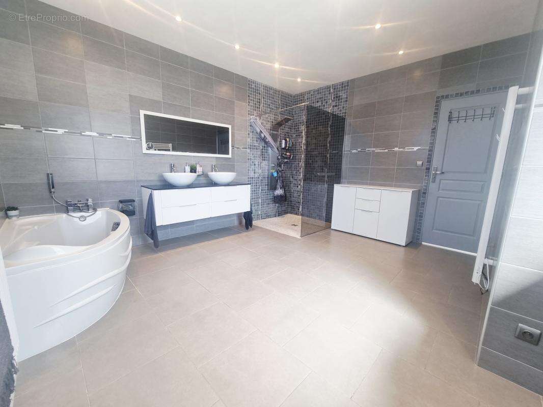 Longère avec grange, DPE C, 4 chambres dont 1 suite, jardin - photo 12