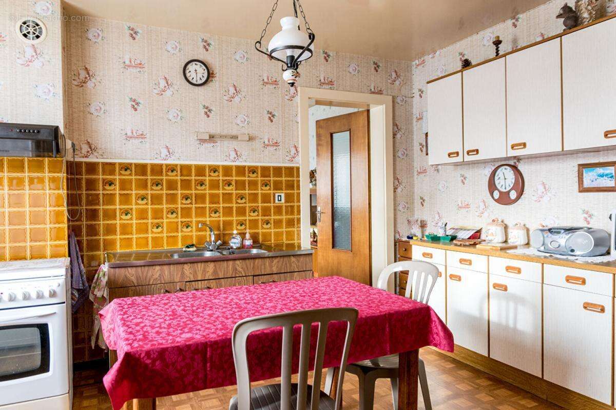 Maison à rénover avec grands volumes secteur Saulnot et belles dépendances - photo 9