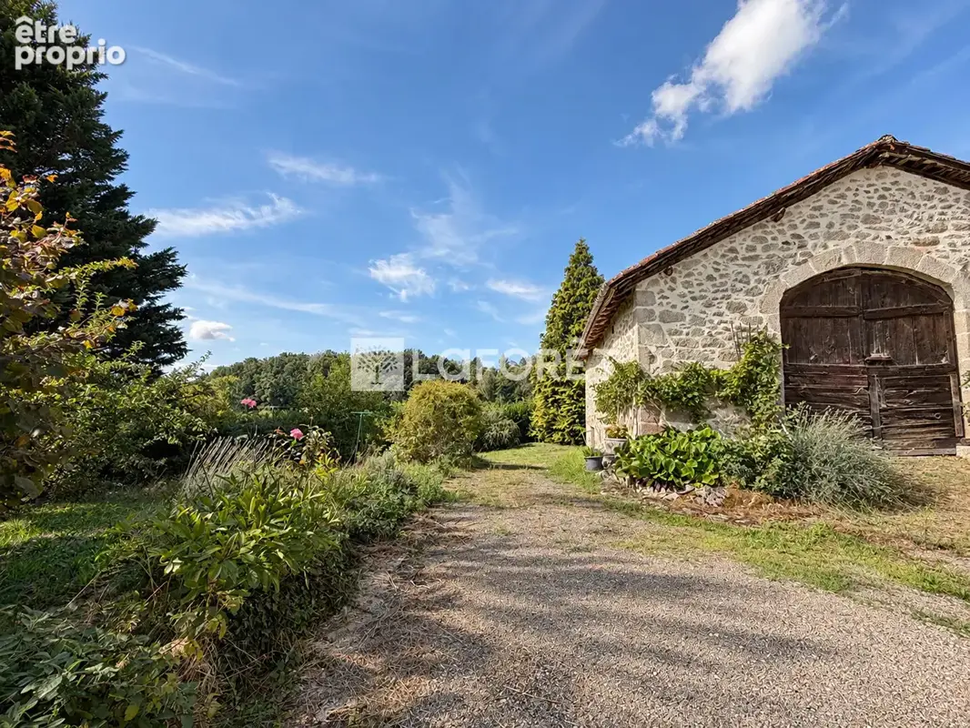 Maison  en pierre renovee avec grange - photo 1