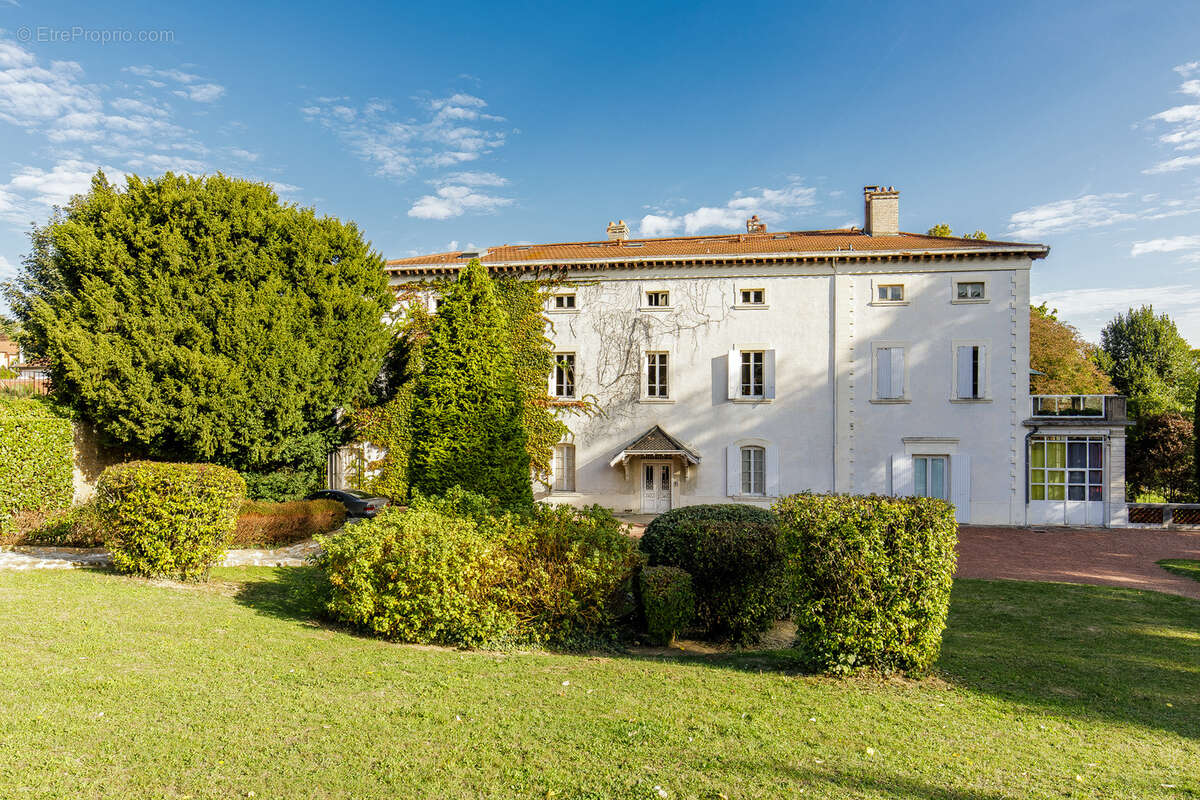 Appartement à COLLONGES-AU-MONT-D'OR