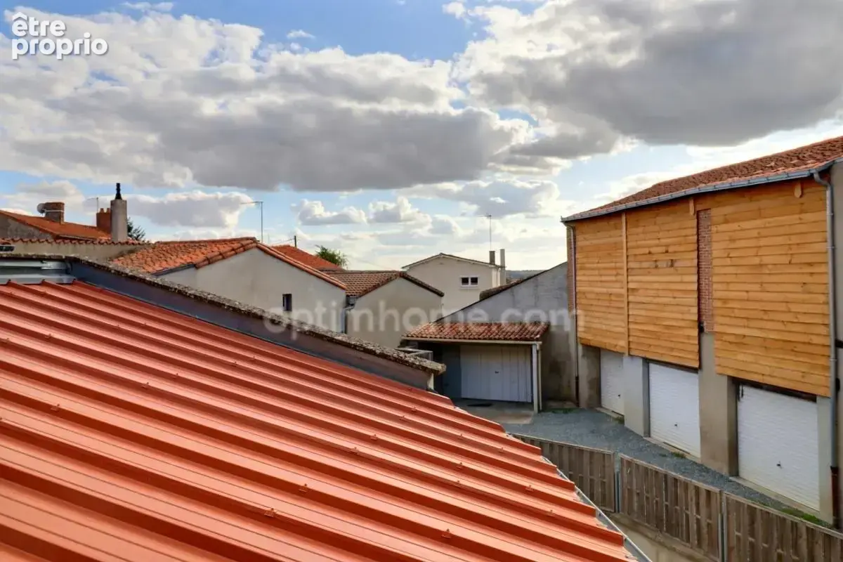 Maison de bourg rénovée de 99 m² (3 ch) avec cour, 2 garages + Appartement T2 loué (420 €/mois) – Centre-ville de Nueil-les-Aubi - photo 12