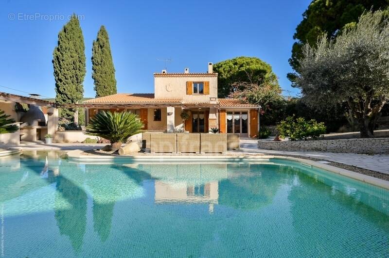 Maison à CEYRESTE