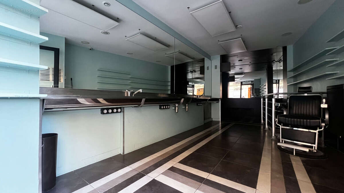 Commerce à PARIS-9E