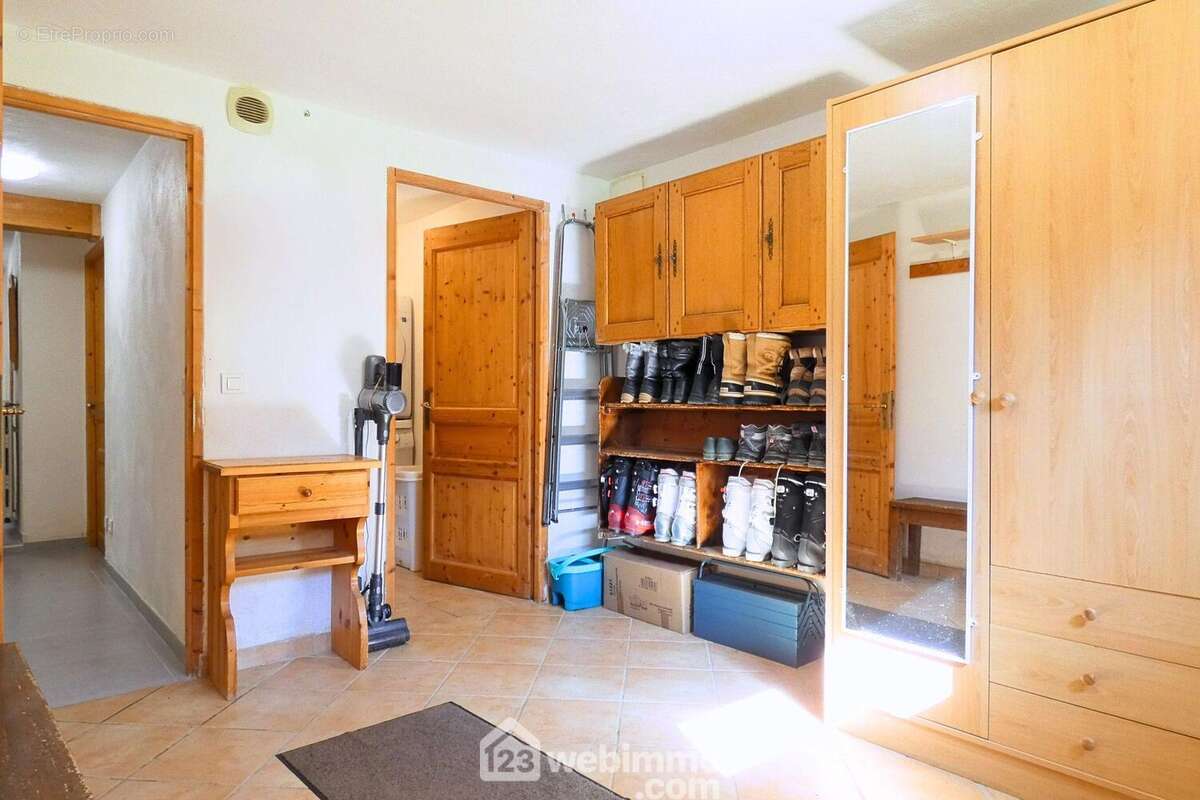 Idéal pour entreposer votre équipement avant de pénétrer dans l?appartement. - Appartement à CREST-VOLAND