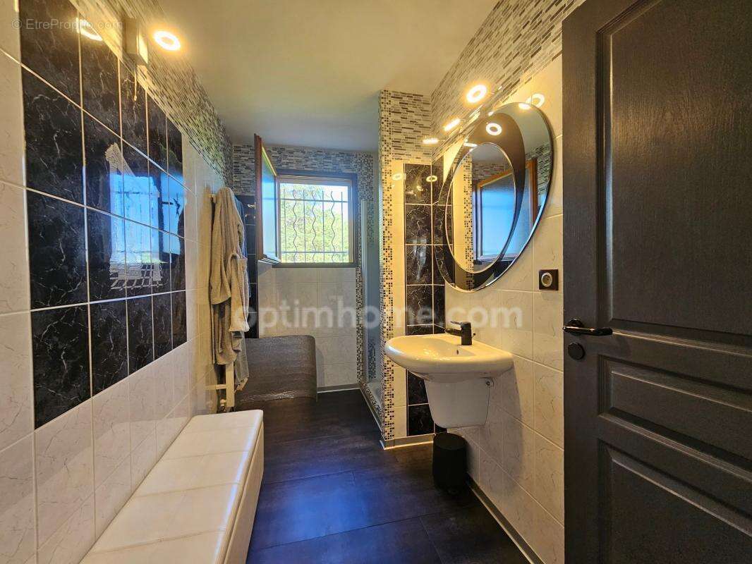 Maison à vendre 4 chambres 133 m² CHAMPNIERS (16) - photo 7