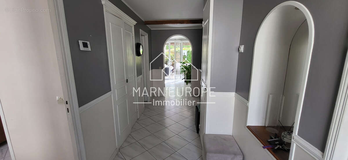 Maison familiale de caractère   208,20 m2 habitables avec jardin et dépendance - photo 3