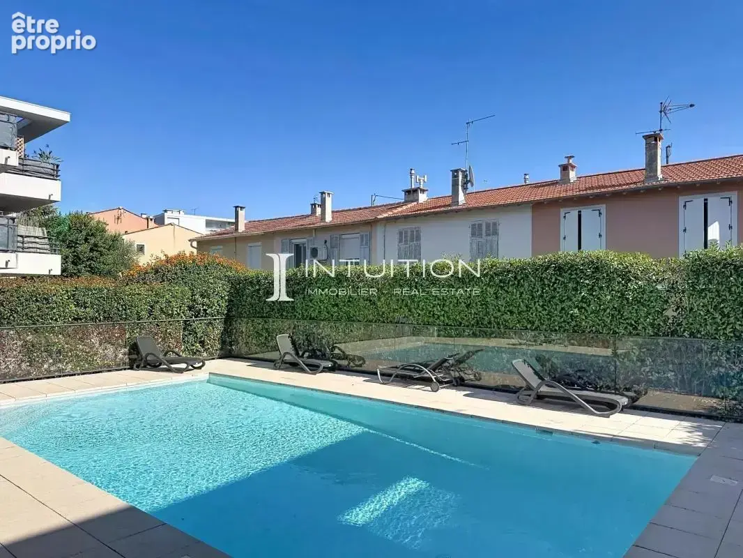 Golfe-Juan : Vaste appartement rez-de-jardin dans un immeuble de standing avec piscine - photo 21