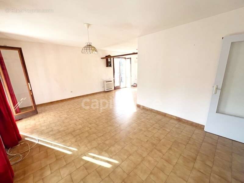 Vente Maison de plain-pied 4 pièces à MANOSQUE (04) - Jardin 740m2, garage, combles aménagés, proche commodités - photo 2