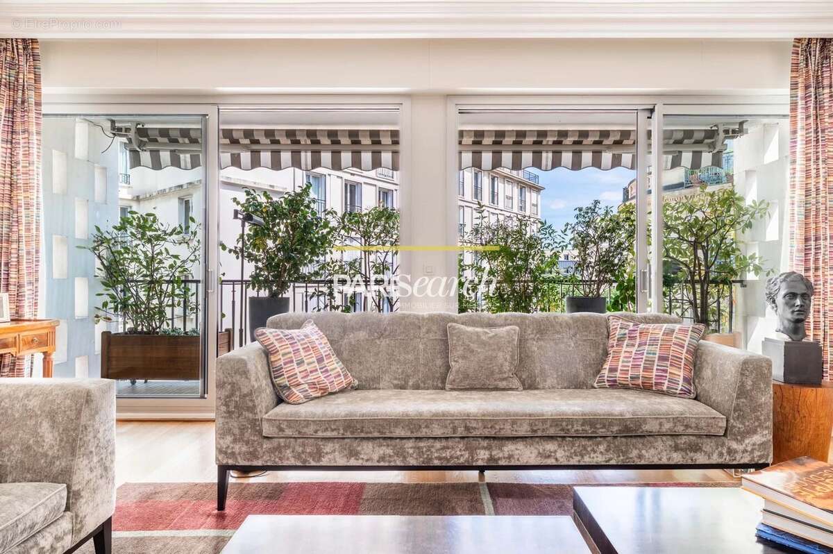 Appartement à PARIS-16E