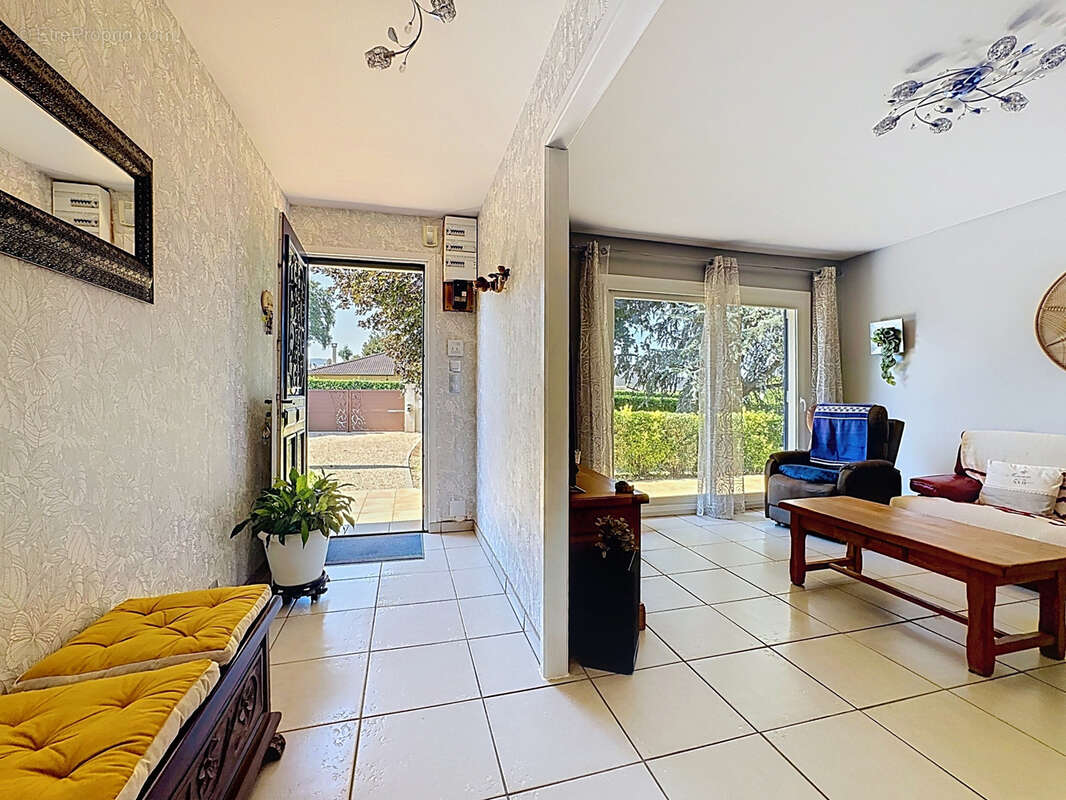 Massieux, Maison Plain pied 106m2 avec garage et terrain de 1075m2 - photo 6