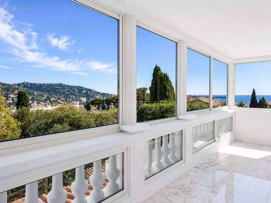 Le Cannet Europe - Villa 266 m², 5 chambres, piscine, jardin plat et vue mer - photo 12