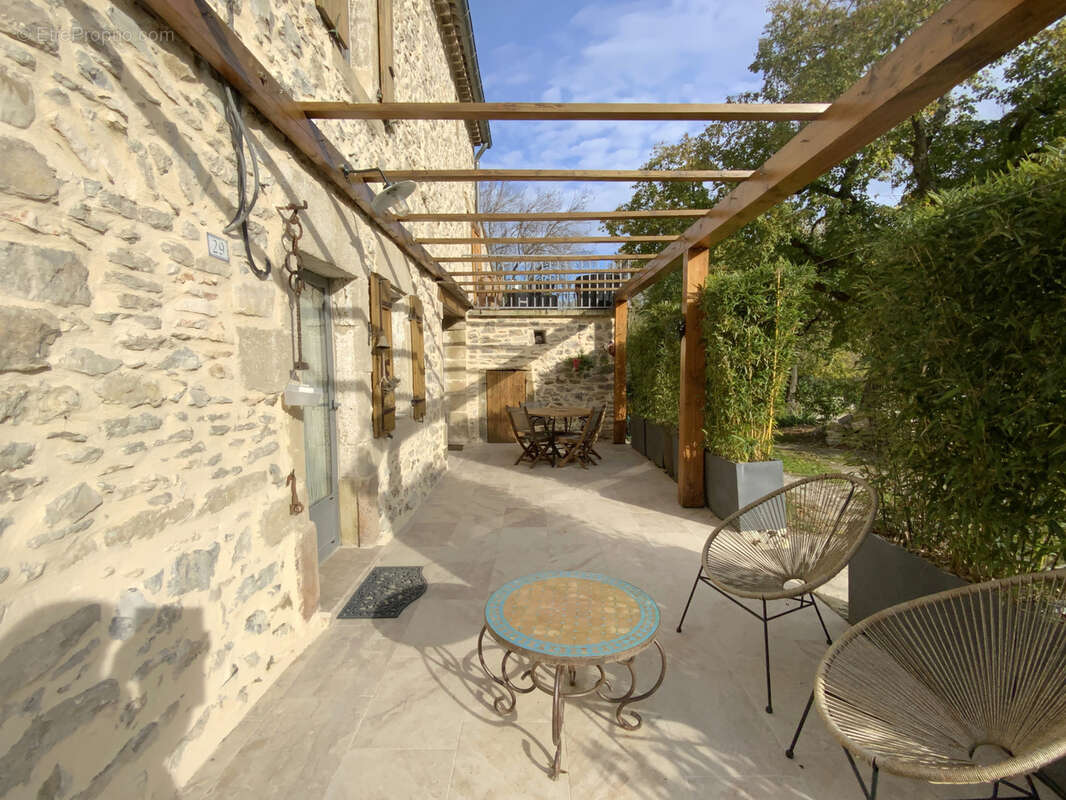Maison en pierre rénovée avec jardin arboré. - photo 5