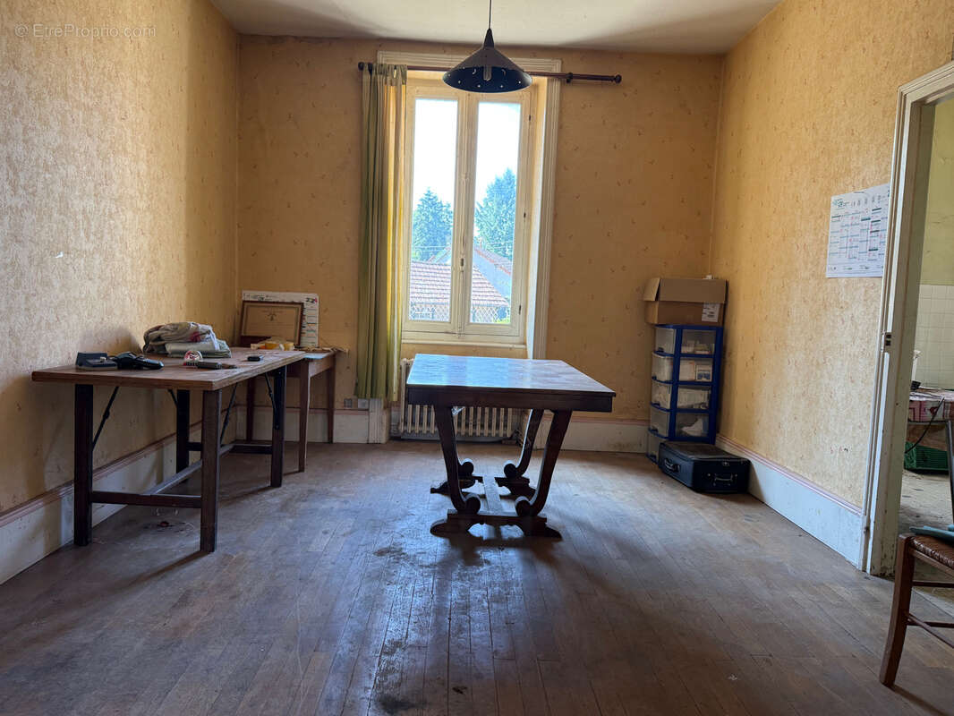 Auv 1227 : Maison de bourg à rénover, jardin, garages et grange - photo 6