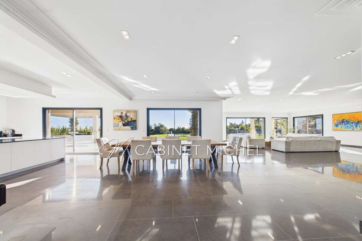 Maison à ROQUEFORT-LES-PINS