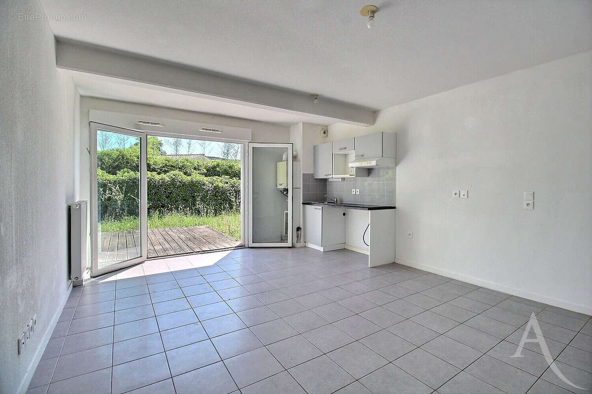 À VENDRE - Appartement T3 avec terrasse et 2 parking - photo 3