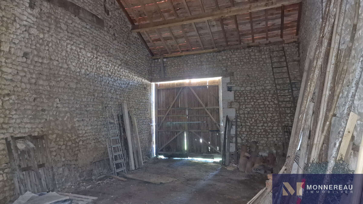 Maison à MONTMOREAU-SAINT-CYBARD