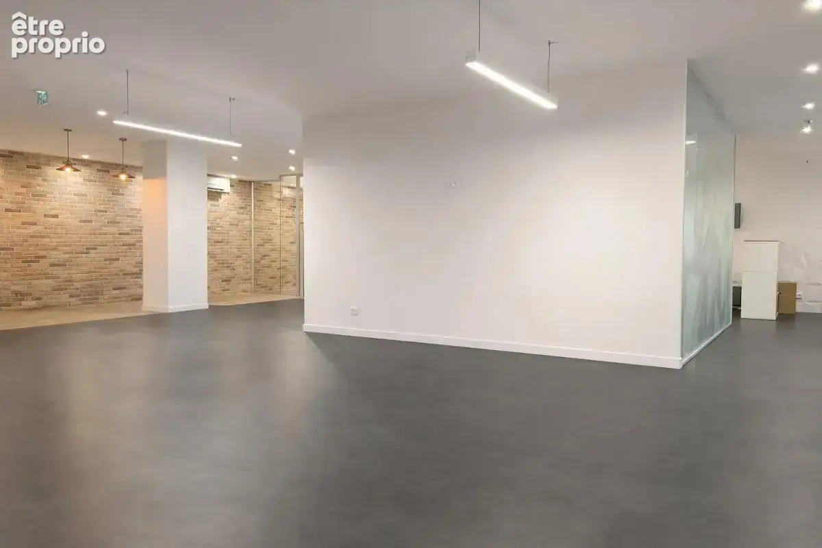 « 699 m² + terrasse + jardin + 15 parkings » - photo 9