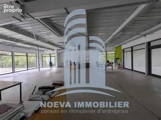 Bâtiment d'activités récent avec bureaux de standing, ateliers et réserve foncière – environ 1 150 m² sur un terrain d'environ 6 - photo 3