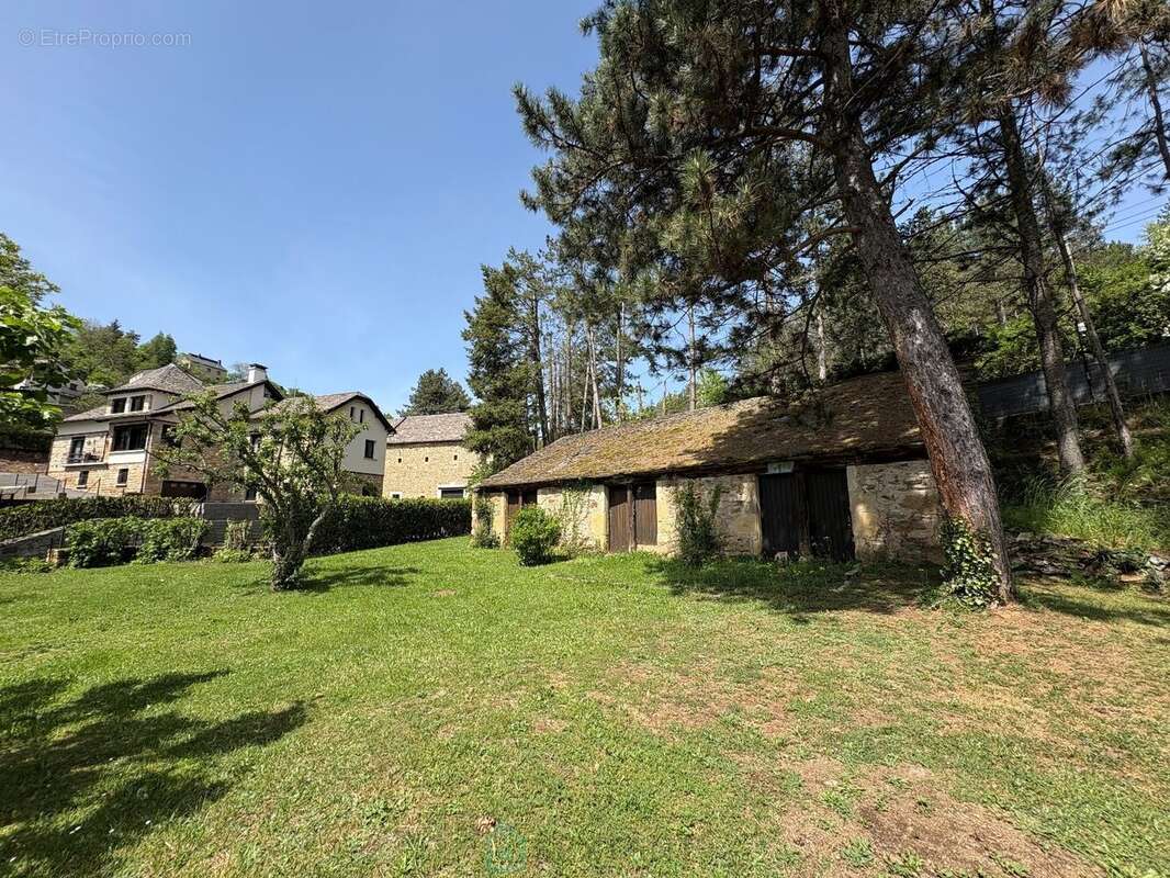 Propriété d'exception  274 m² habitables + 699 m² de dépendances et garages - photo 6