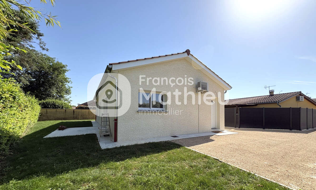 Saint-André-le-Bouchoux - Maison neuve de plain-pied sur 503 m2 de terrain - photo 4