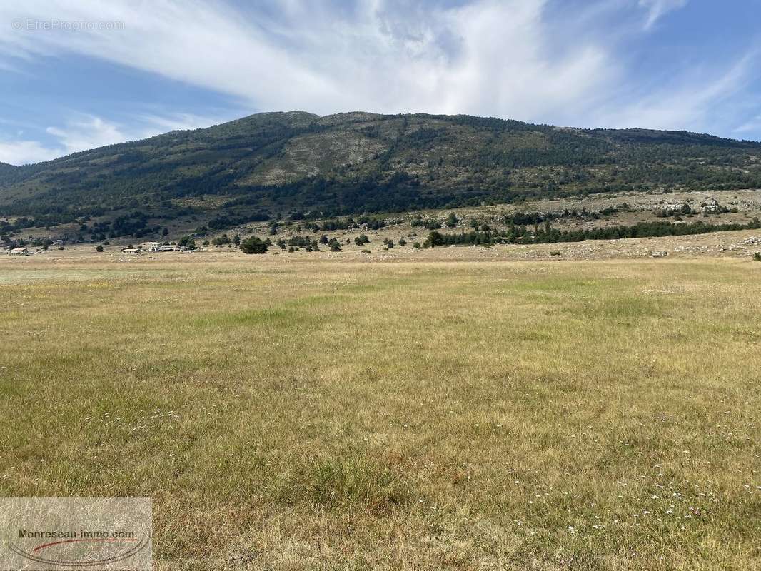 Terrain à GREOLIERES