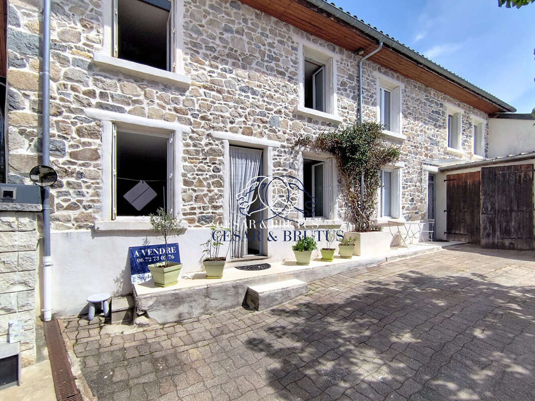 Maison à POULE-LES-ECHARMEAUX