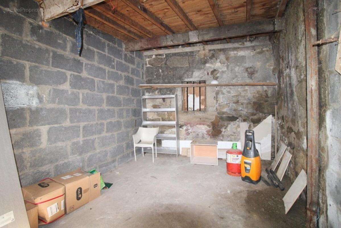 Parking à LE CHAMBON-FEUGEROLLES