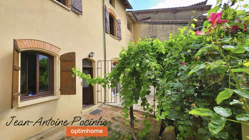 Appartement à SAINTE-FOY-DE-PEYROLIERES