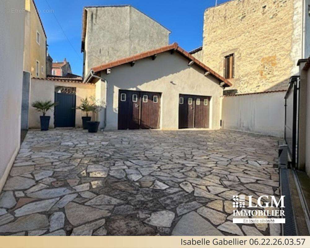 Maison à LE BREUIL-SUR-COUZE