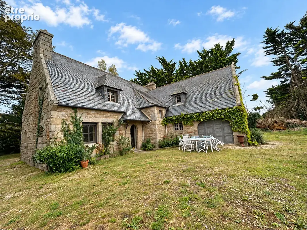 FINISTÈRE: Saint-Pol-de-Léon. Maison de prestige rénovée à 450 m de la plage - photo 1