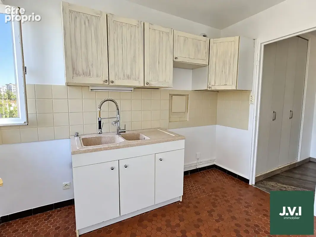A vendre - Grand T1 - Centre-ville de Saint-Gratien - photo 5