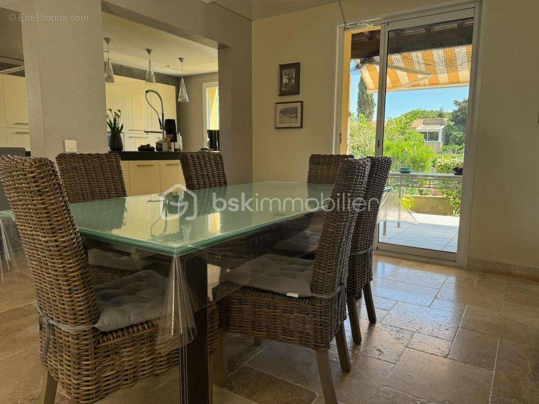 FRONTIGNAN – Élégante villa familiale de 195 m² de type 8 avec piscine, prestations haut de gamme et jardin paysager - photo 8