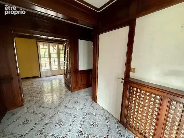 Maison familiale des années 70 avec sous-sol complet et beau potentiel - photo 4