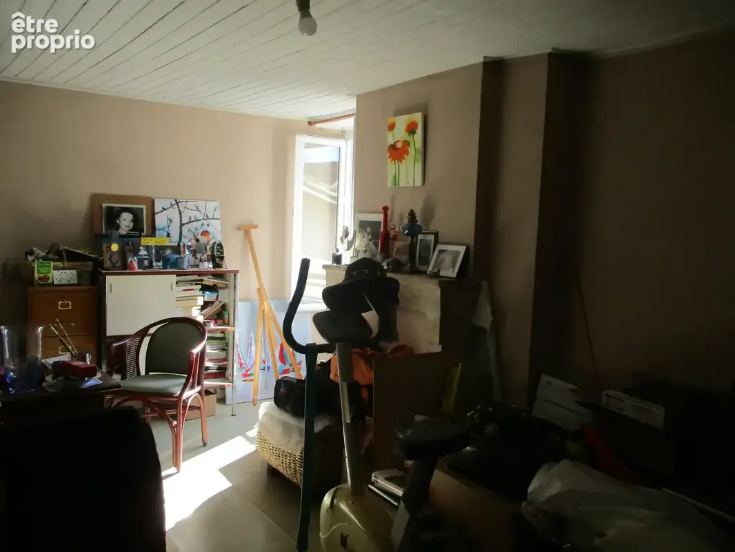 Couhé Plain-pied et entrepôt de 350 m2 environ. - photo 7