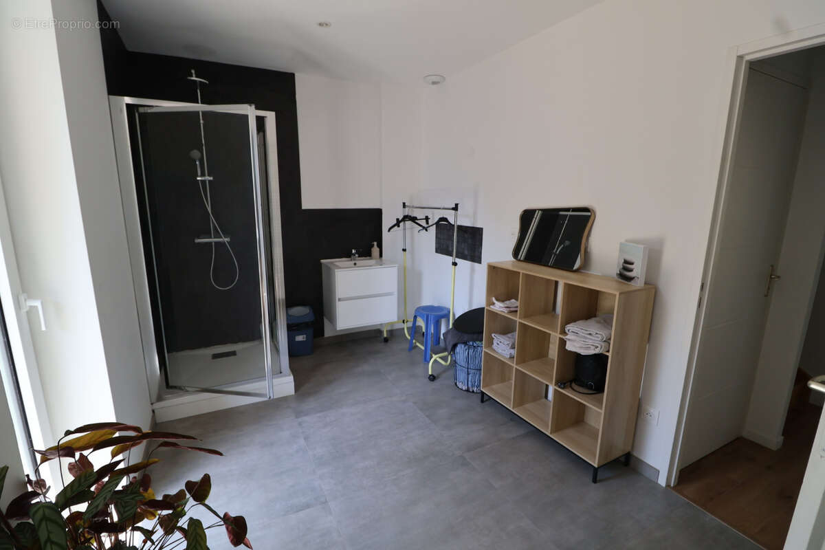 Bâtie sur 550 m2 dans un secteur calme, jolie villa récente de 4ch et 2 sdb - photo 7