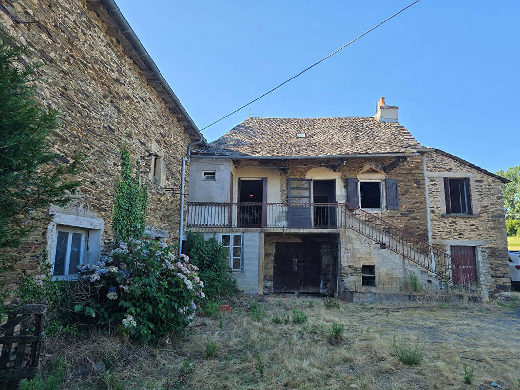 Corps de ferme a renover sur 4560m² - photo 2