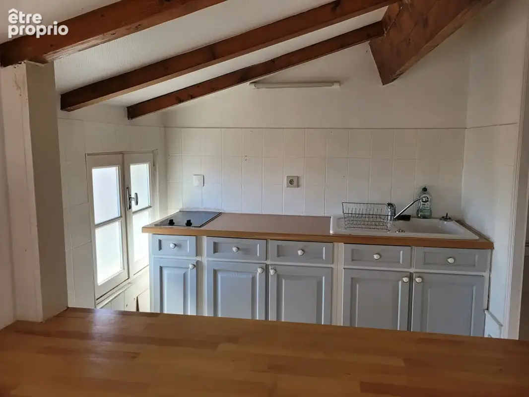 ROCHEFORT centre ville - au 3ème un appartement  de 40 m²  de type 3  avec 2 salles d'eau et 2 WC - photo 5