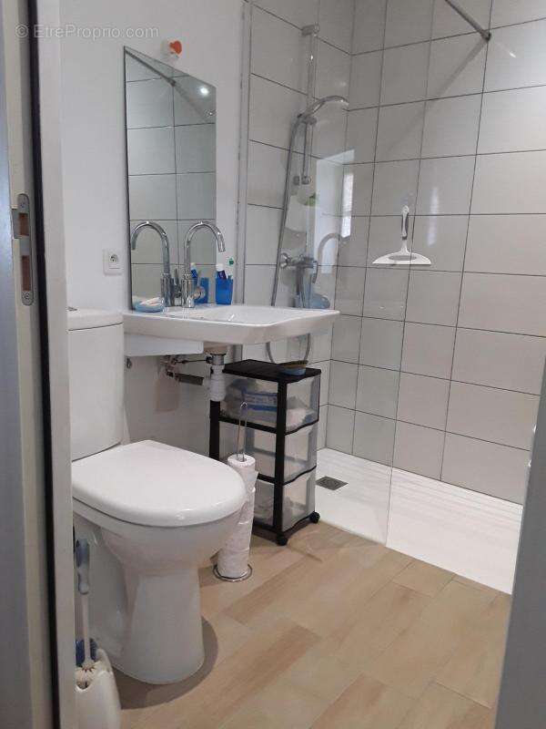 Jolie petite maison située à 840m du front de mer (plage  port Giraud).De 34,5m2 - photo 2
