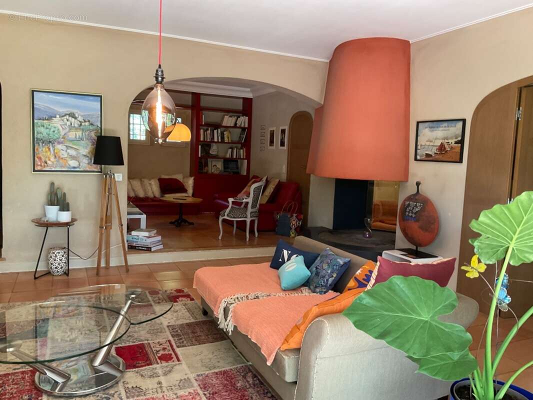 Proprieté  à 20 mns d'Aix en Provence sur la commune de Rognes  380m2 avec 8 chambres - photo 12